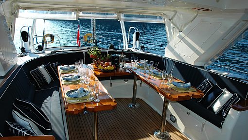 yacht dinner cruise singapore